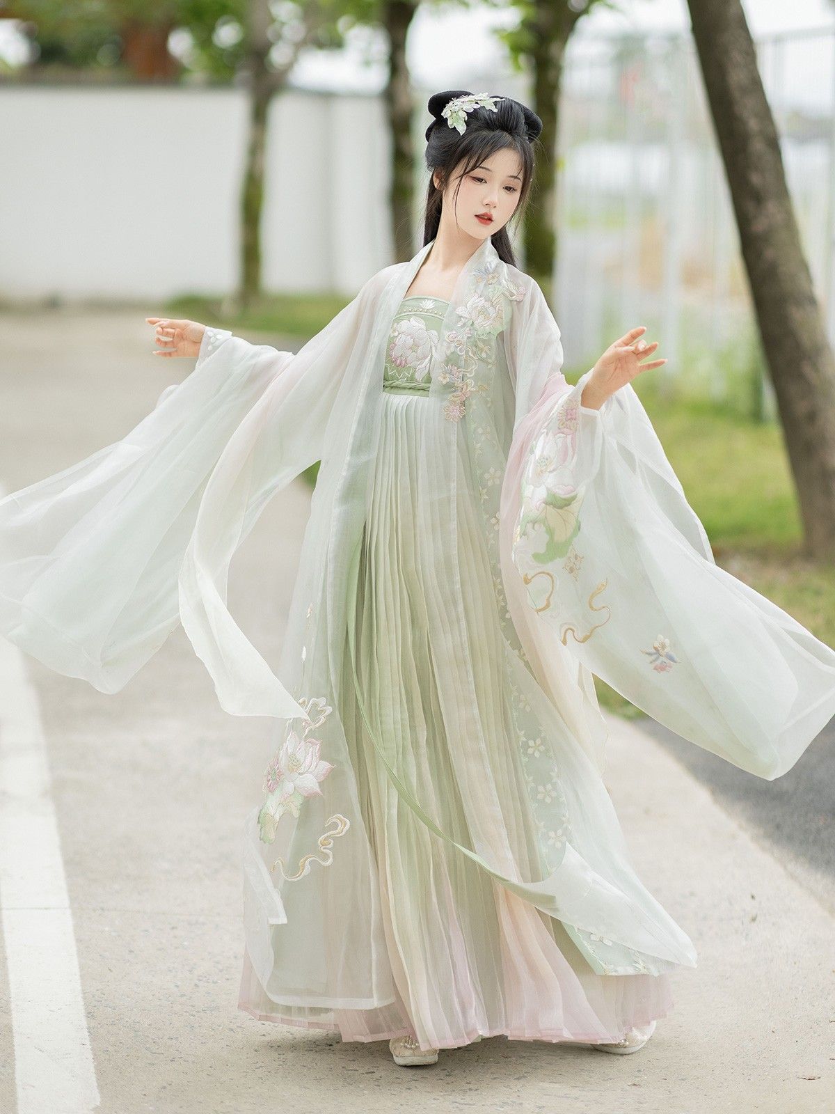 Elegant High-slit Cheongsam:A Symbol of Luxury and Traditional Charm Elegant High-slit Cheongsam:A Symbol of Luxury and Traditional Charm