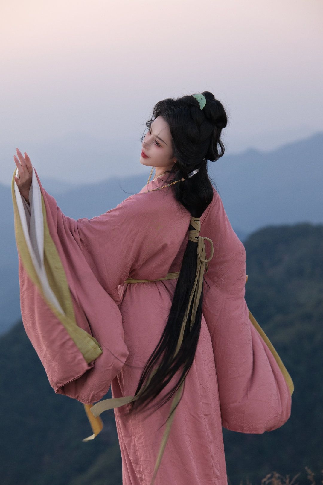 Neo-Chinese Ethnic Fashion:The Revival of Traditional Hanfu Suites with Modern Touch Neo-Chinese Ethnic Fashion:The Revival of Traditional Hanfu Suites with Modern Touch