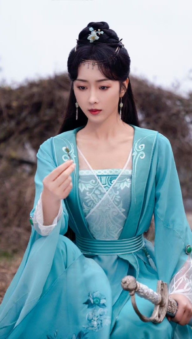 Engaging in Winter Elegance:The Art of Wearing Cheongsam for an Engagement Engaging in Winter Elegance:The Art of Wearing Cheongsam for an Engagement
