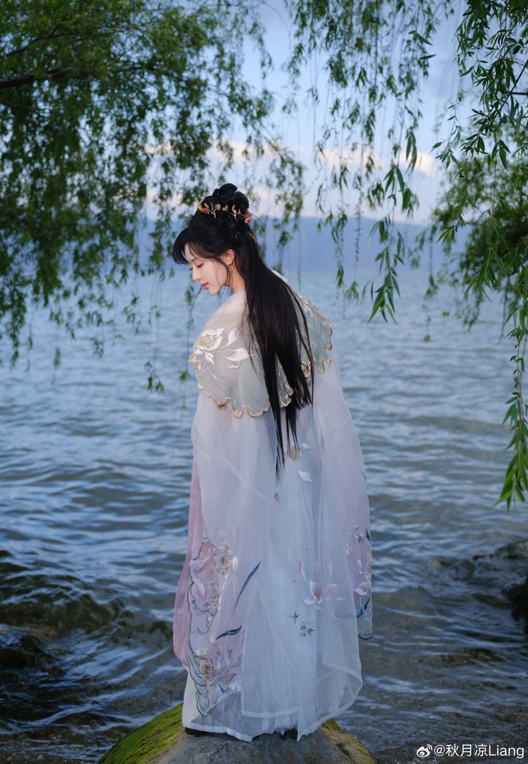 Lace Bubble-Hem Cheongsam:A Blend of Traditional Elegance and Modern Charm Lace Bubble-Hem Cheongsam:A Blend of Traditional Elegance and Modern Charm
