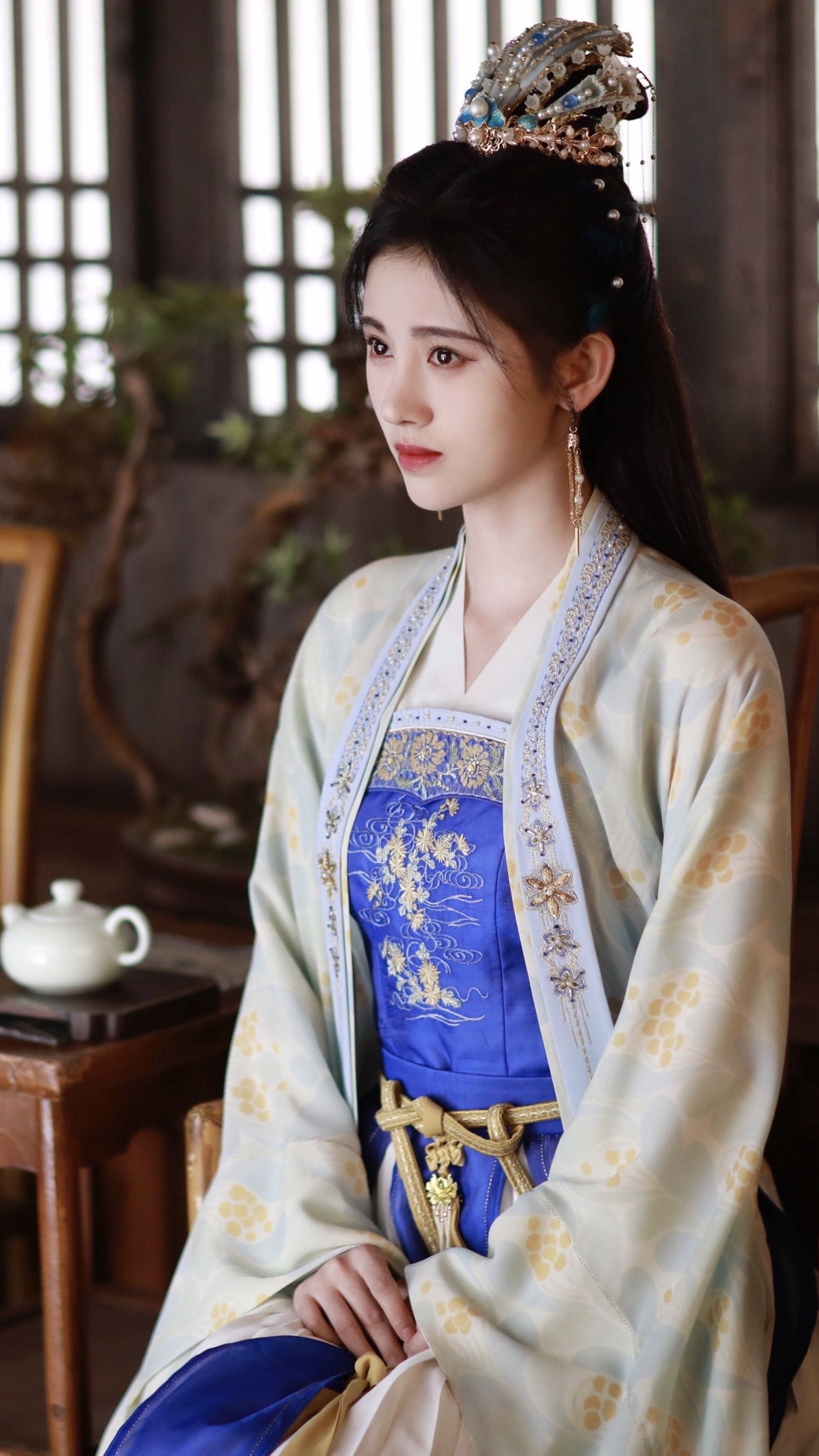 Off-the-Shoulder Blouse with Horseface Skirt:A Fashionable Fusion of Elegance and Tradition Off-the-Shoulder Blouse with Horseface Skirt:A Fashionable Fusion of Elegance and Tradition