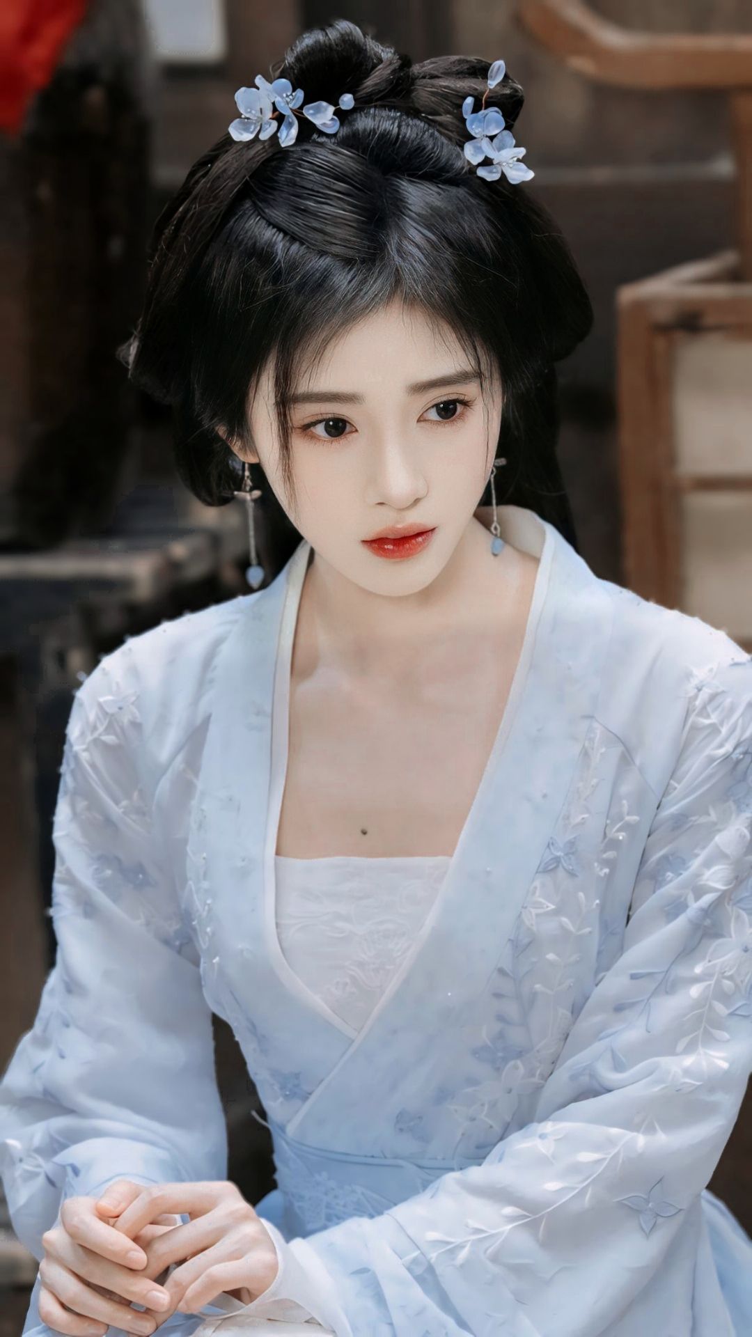 Exploring the Enchanting World of Chen Lijuns Traditional Mountainous Journey in Hanfu Fashion Exploring the Enchanting World of Chen Lijuns Traditional Mountainous Journey in Hanfu Fashion