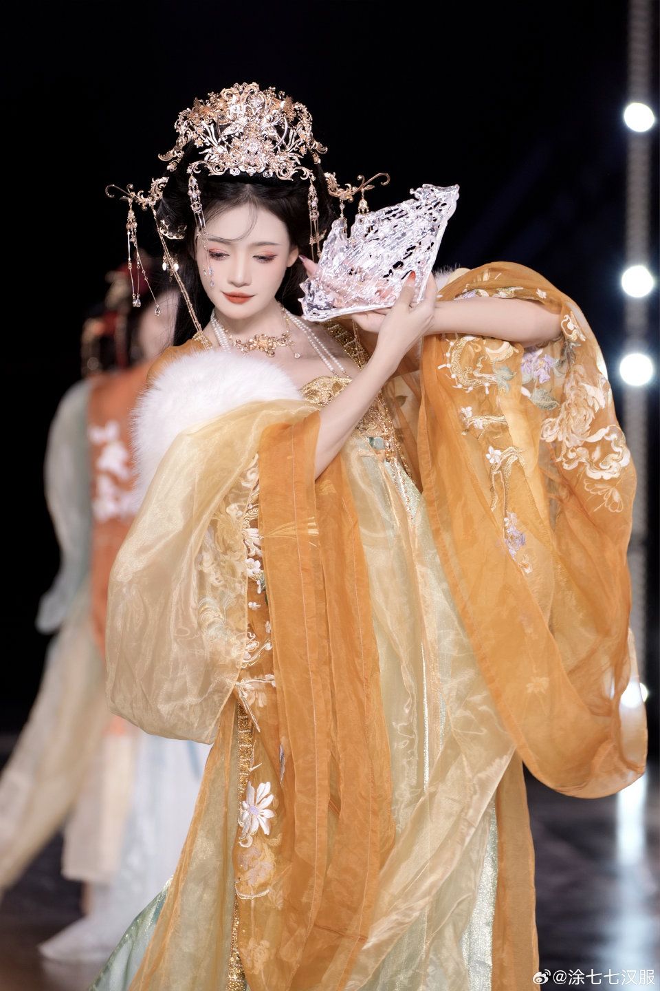 Reimagining Traditional Cheongsam as an Enhanced Performance Dress Reimagining Traditional Cheongsam as an Enhanced Performance Dress