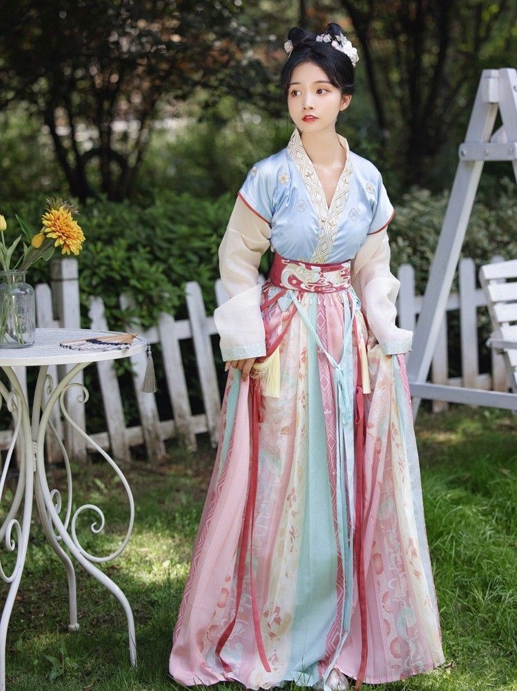 Modernized Chinese Short-Style Cheongsam:Embracing Tradition with a Modern Twist Modernized Chinese Short-Style Cheongsam:Embracing Tradition with a Modern Twist