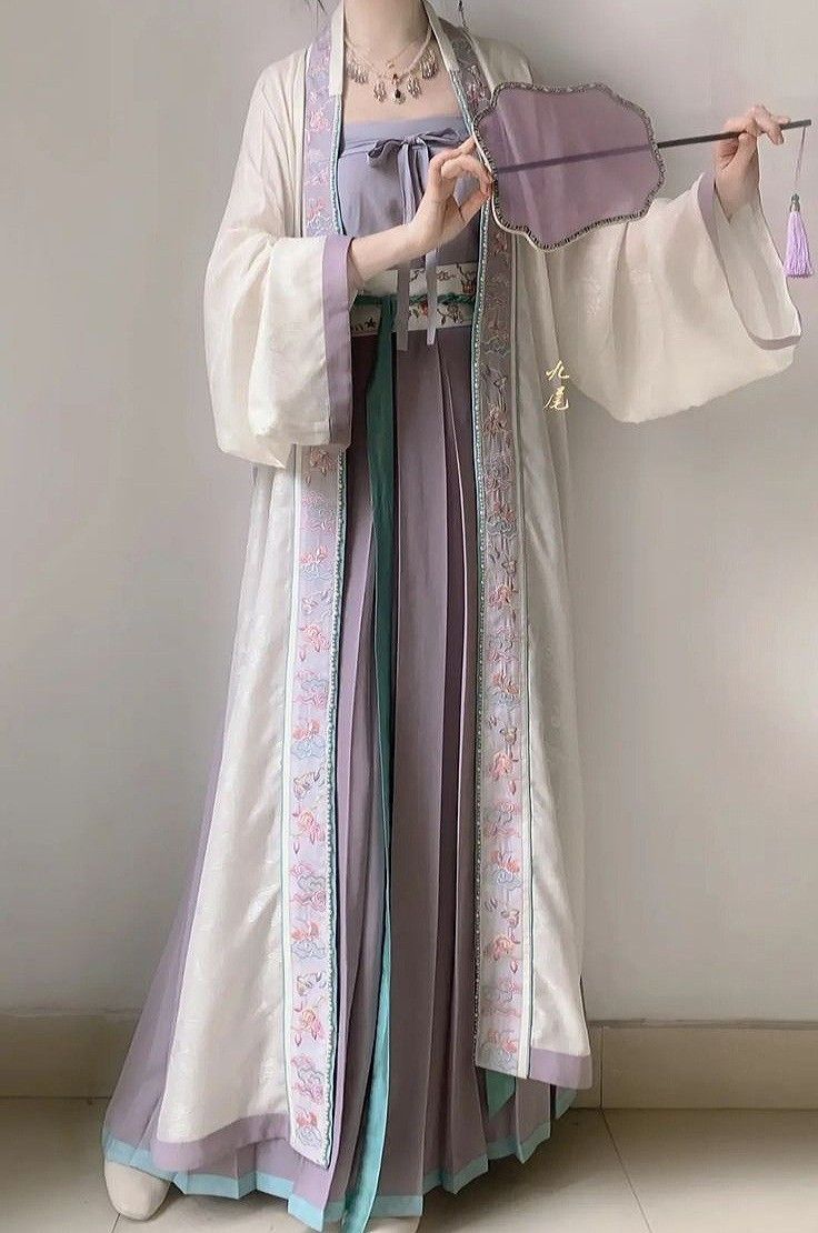 15-Year-Old Middle School Student Embraces Traditional Chinese Hanfu Fashion 15-Year-Old Middle School Student Embraces Traditional Chinese Hanfu Fashion