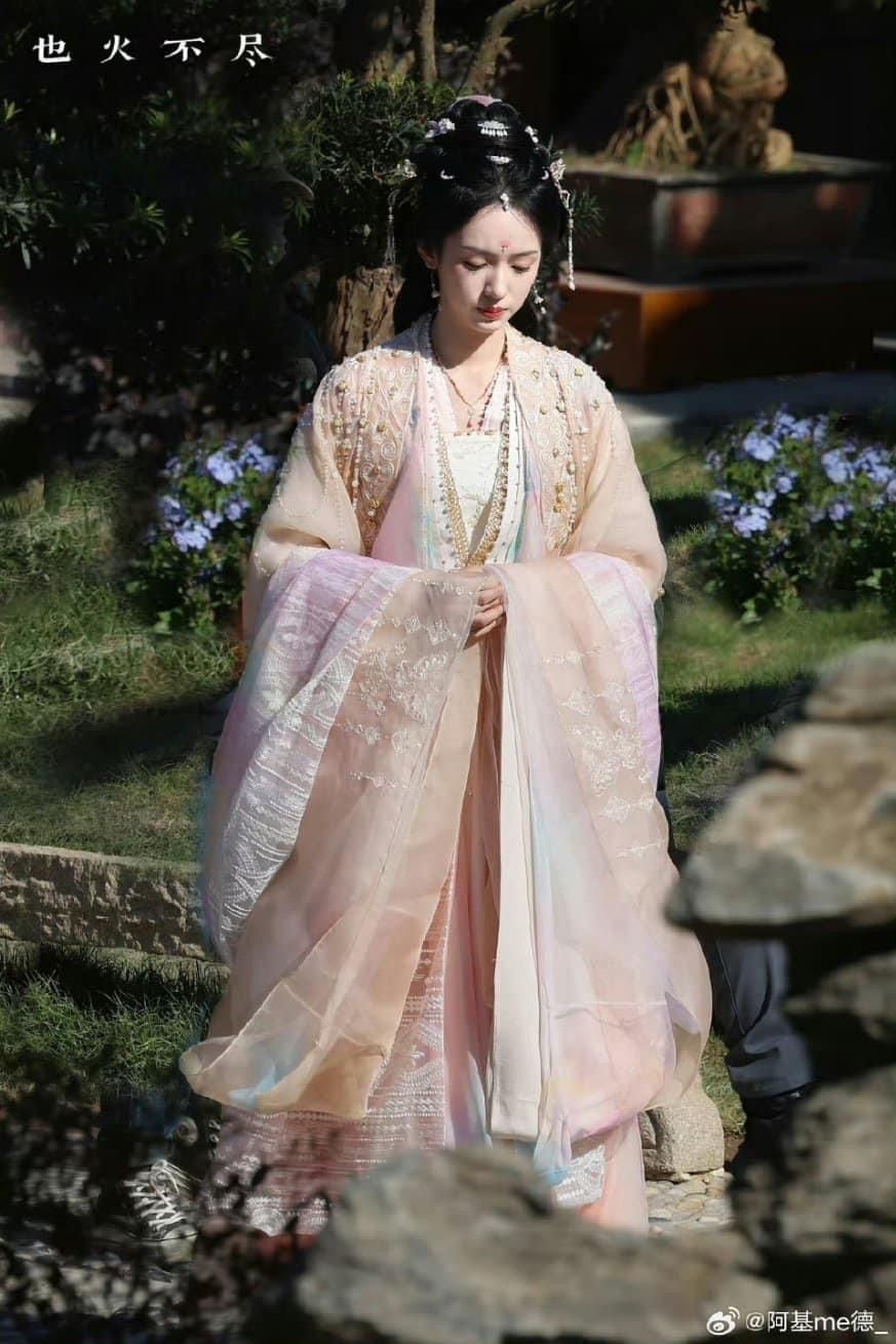 The Splendor of Tang Dynasty Princesses in Hanfu Spring and Autumn The Splendor of Tang Dynasty Princesses in Hanfu Spring and Autumn
