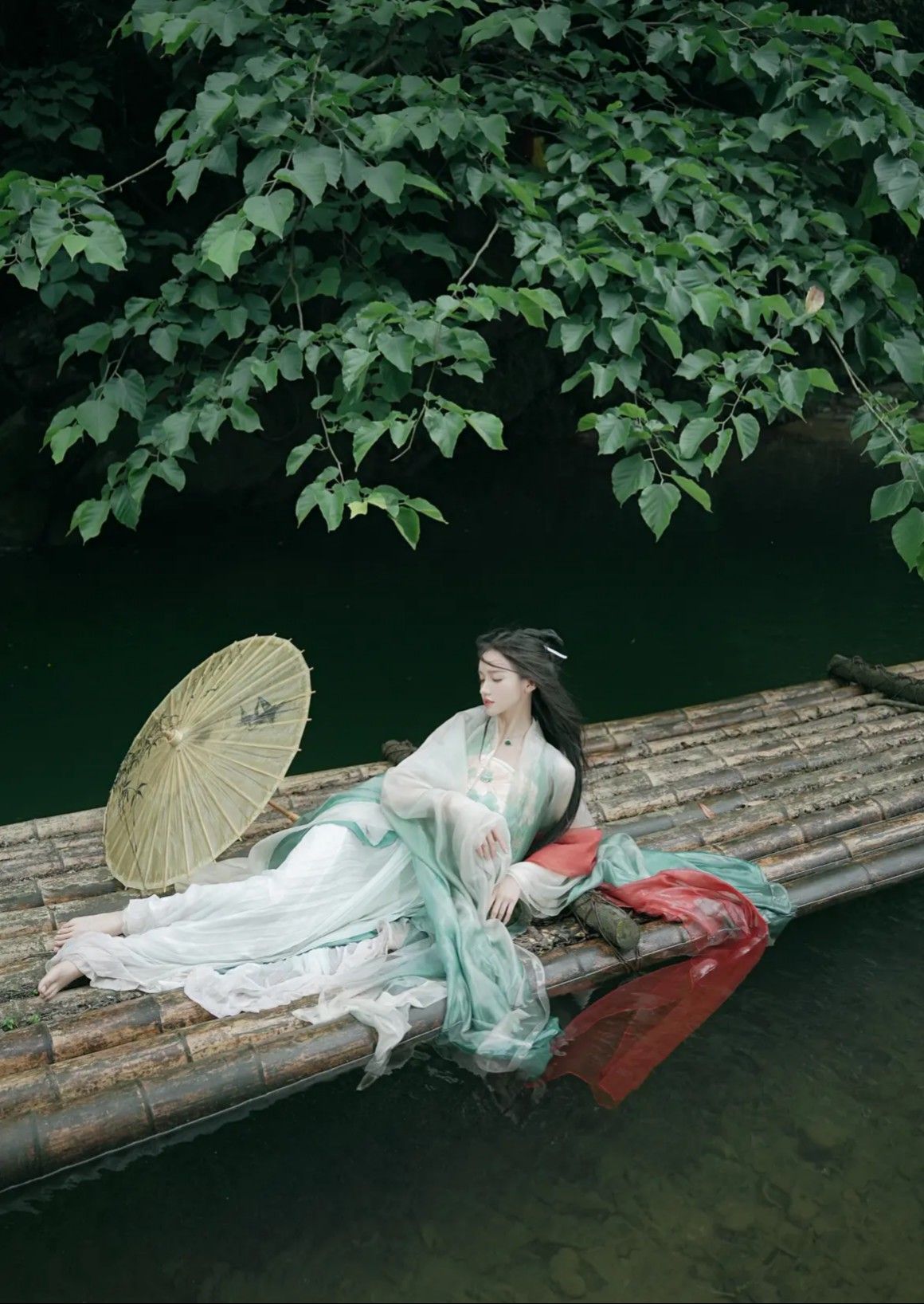 The Allure of Black Cheongsam:A Glimpse into the Traditional Style of the Chinese Republic Era The Allure of Black Cheongsam:A Glimpse into the Traditional Style of the Chinese Republic Era