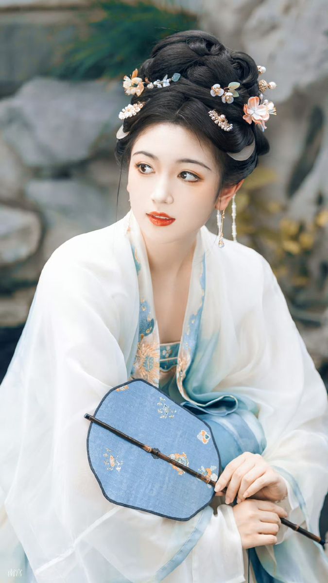 Embracing the Beauty of Plus-Size Qipao with Stylish Slits for Curvier Figures Embracing the Beauty of Plus-Size Qipao with Stylish Slits for Curvier Figures