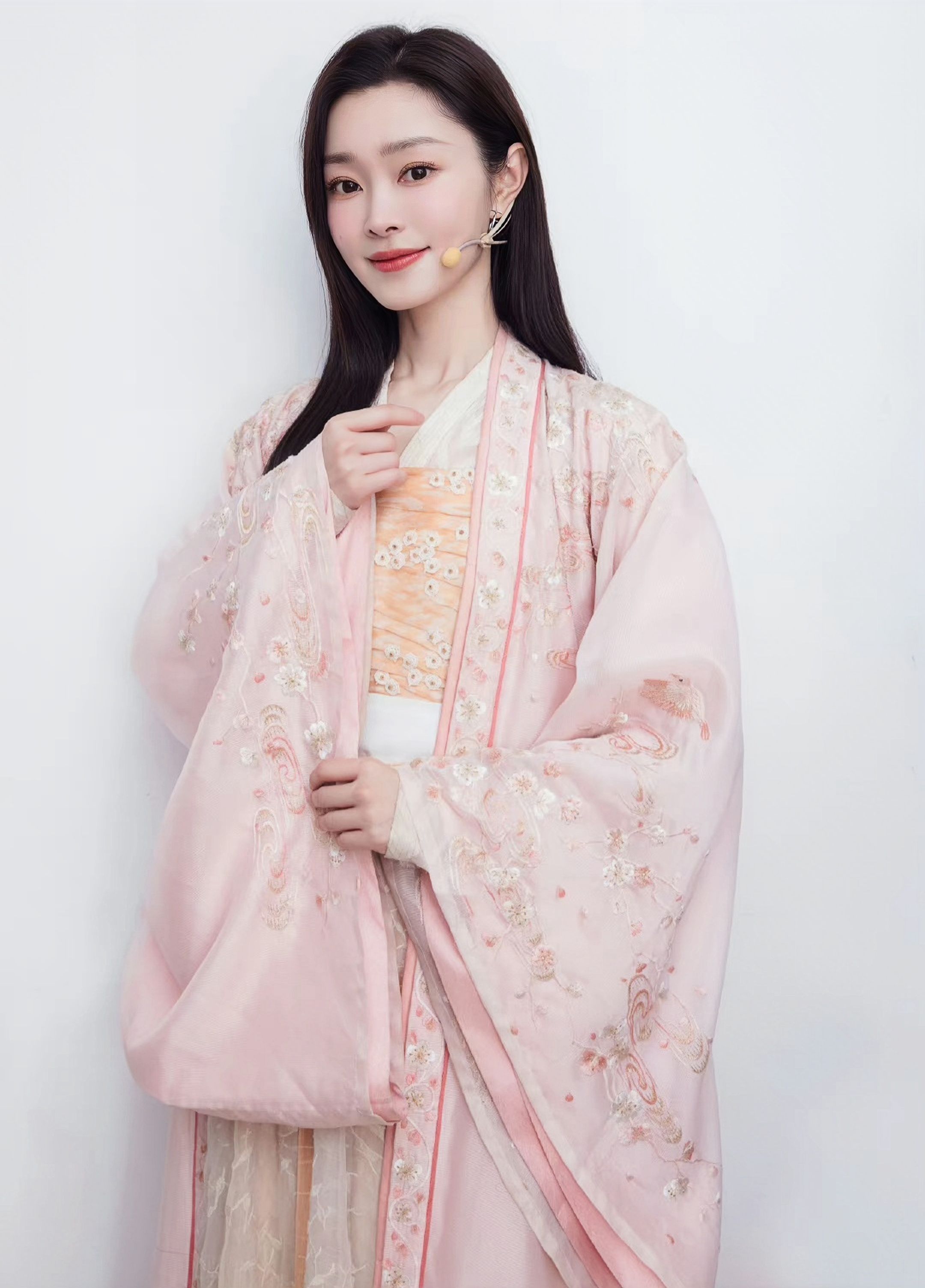 The Splendor of Cheongsam,Shawl,and the Style of Si Teng The Splendor of Cheongsam,Shawl,and the Style of Si Teng