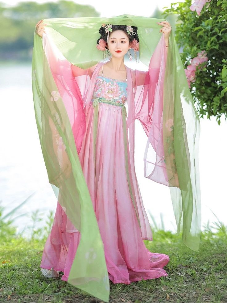 Enhanced Elegance with Modern Twist:The New Generation of Silk-Based Cheongsam Enhanced Elegance with Modern Twist:The New Generation of Silk-Based Cheongsam
