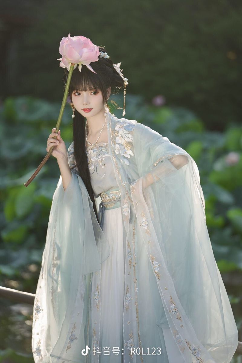 Plus Size Fashion:The Rise of Straight-Cut Cheongsam for Curvier Women Plus Size Fashion:The Rise of Straight-Cut Cheongsam for Curvier Women