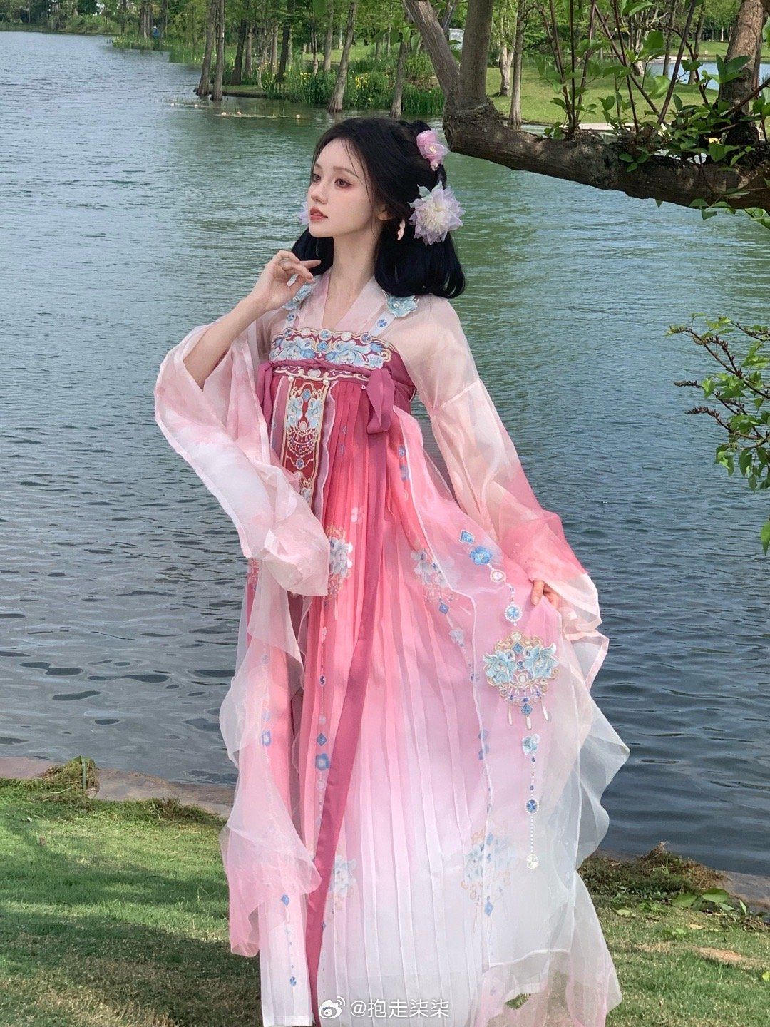 The Rise of Knitted Cardigan Cheongsam as Fashion Statement:A Blend of Tradition and Modernity The Rise of Knitted Cardigan Cheongsam as Fashion Statement:A Blend of Tradition and Modernity