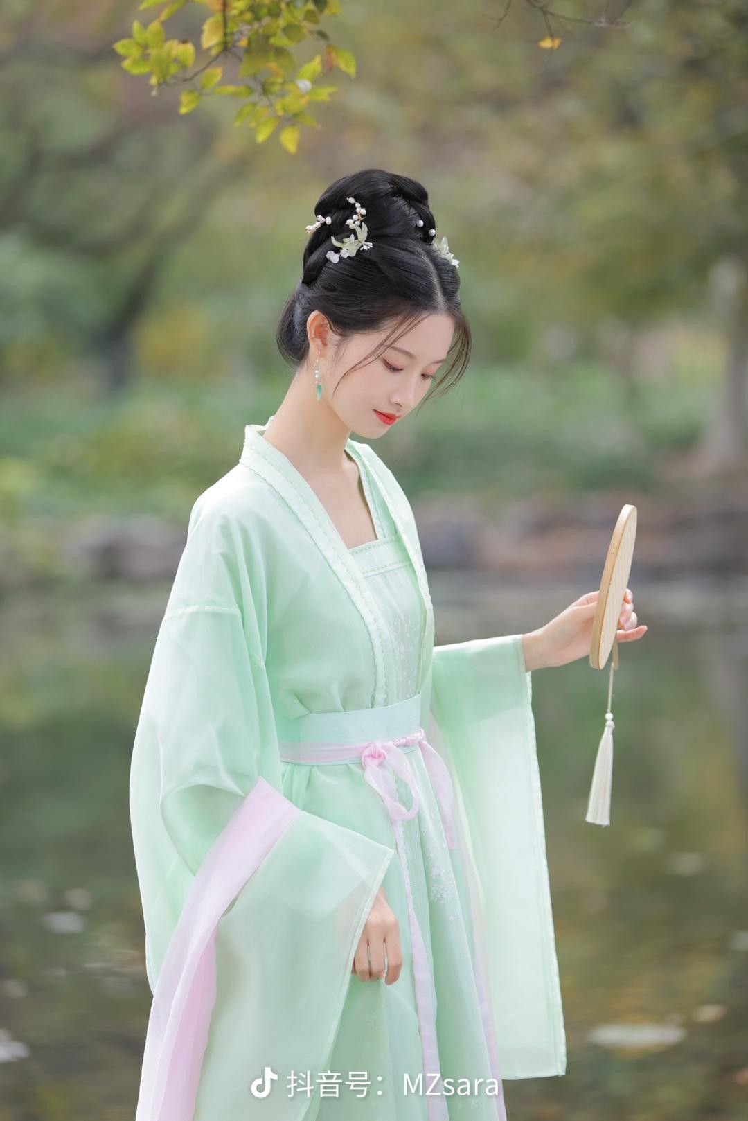 Tall Elegance in Modern Chinese Style:The Revival of the Ma-Face Skirt Tall Elegance in Modern Chinese Style:The Revival of the Ma-Face Skirt