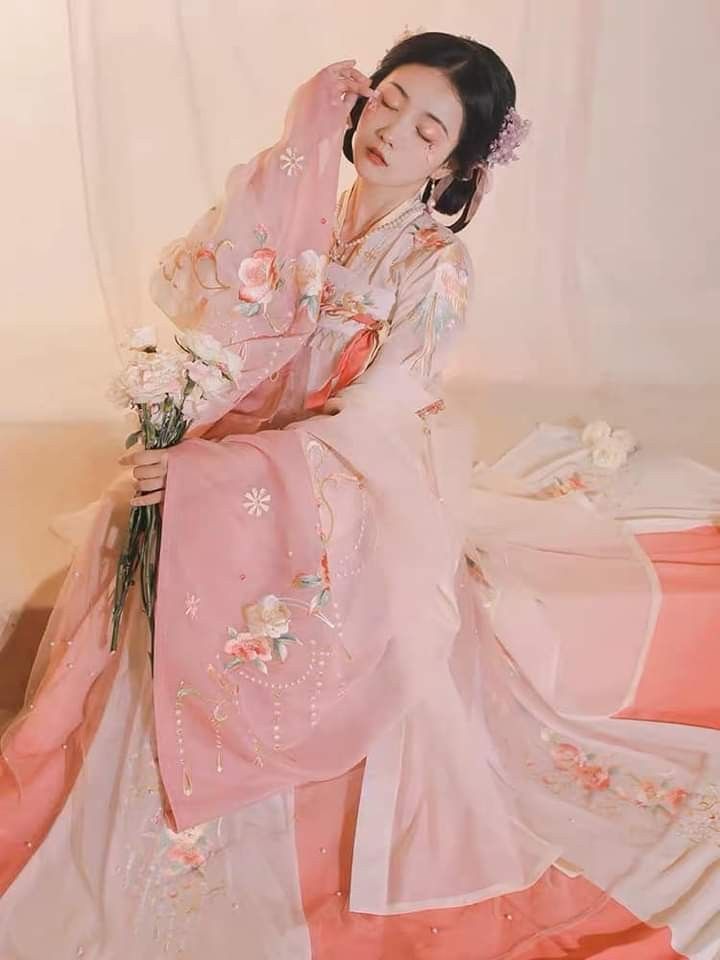 The Splendor of the Ru Yi Jin Cheongsam:A Traditional Beauty in Modern Context The Splendor of the Ru Yi Jin Cheongsam:A Traditional Beauty in Modern Context