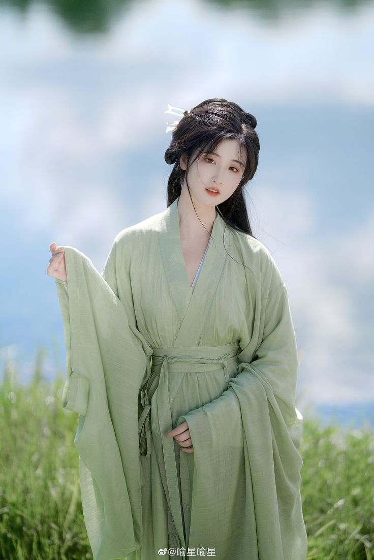 The Evolution of Hair Ornaments and Accessories in Traditional Chinese Hanfu Fashion The Evolution of Hair Ornaments and Accessories in Traditional Chinese Hanfu Fashion