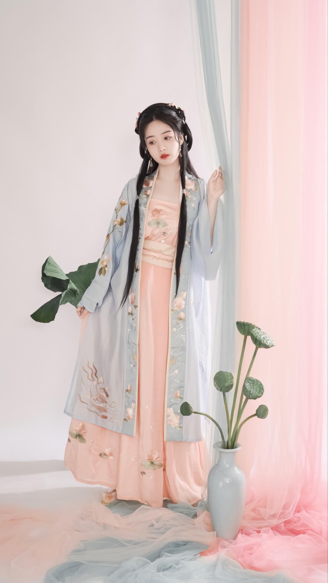 Ethereal Beauty in Traditional Chinese Fashion:The Enchanting Journey of a Girl in Hanfu 汉服) Ethereal Beauty in Traditional Chinese Fashion:The Enchanting Journey of a Girl in Hanfu 汉服)