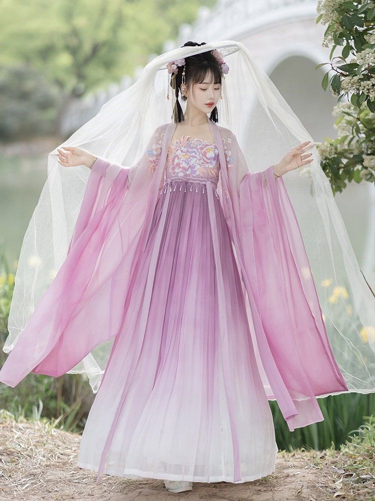 Dreaming in Hanfu:The Revival of Traditional Chinese Elegance Dreaming in Hanfu:The Revival of Traditional Chinese Elegance