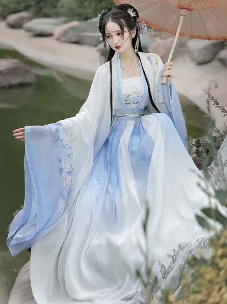 The Elegance of Hanfu:The Story of a Womans Qidun in Traditional Chinese Beauty The Elegance of Hanfu:The Story of a Womans Qidun in Traditional Chinese Beauty