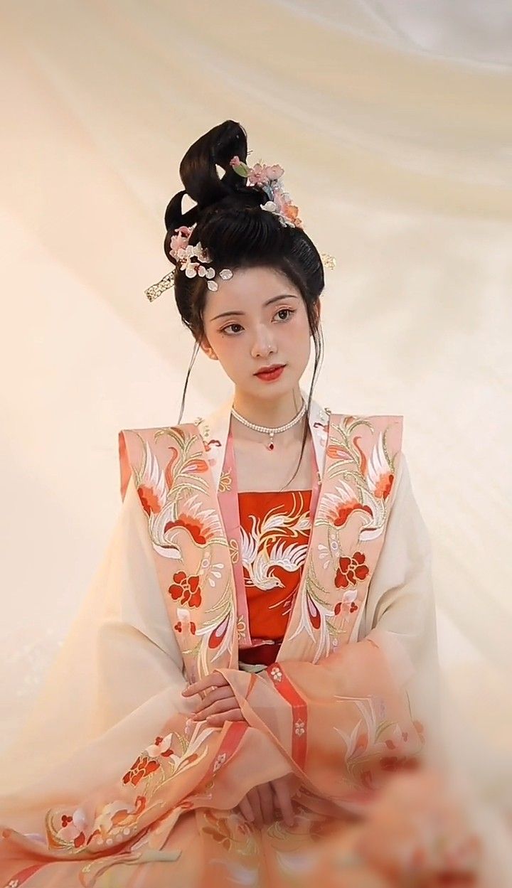 The Revival of the Chongming Bird in Hanfu Fashion:A Blend of Ancient Tradition and Modern Elegance The Revival of the Chongming Bird in Hanfu Fashion:A Blend of Ancient Tradition and Modern Elegance