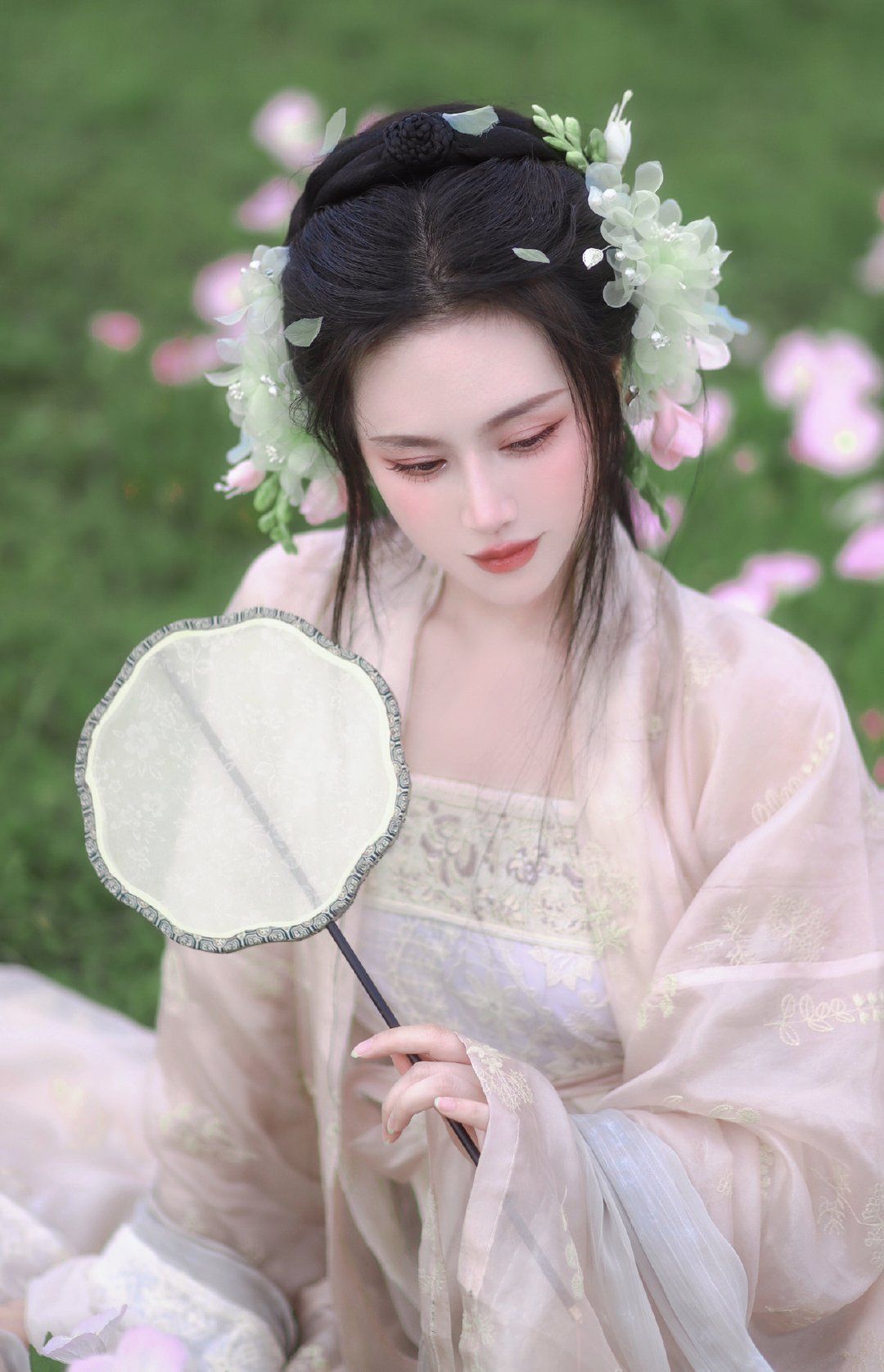 Traditional Chinese Attire:Pairing a Horseface Skirt with a Chinese-Style Blouse Traditional Chinese Attire:Pairing a Horseface Skirt with a Chinese-Style Blouse
