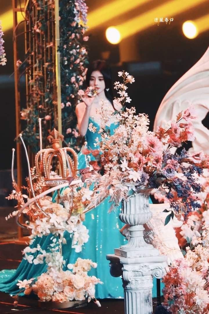 The Hangout of a Hanfu Maiden:A Closer Look at the衣架 of a汉服少女 The Hangout of a Hanfu Maiden:A Closer Look at the衣架 of a汉服少女