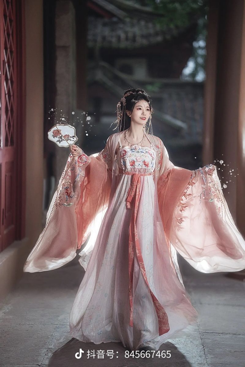 The Splendid Cheongsam with High Slit:A Symbol of Success in Every Step The Splendid Cheongsam with High Slit:A Symbol of Success in Every Step