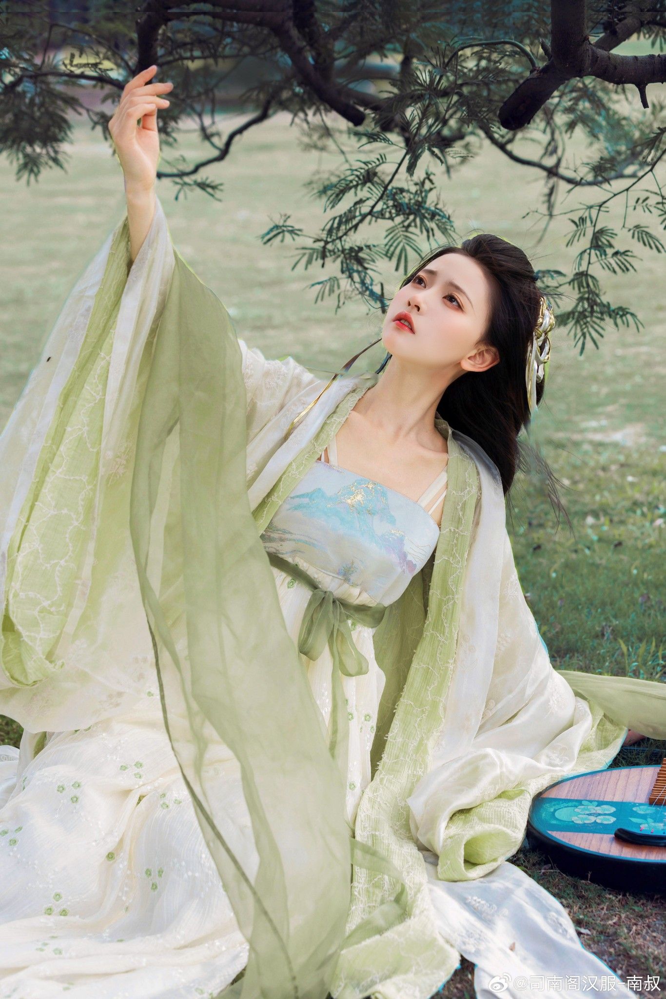 Innovating Traditional Hanfu Dress:The Journey of a Student Designer Innovating Traditional Hanfu Dress:The Journey of a Student Designer