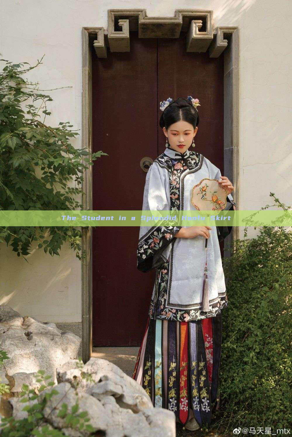 The Student in a Splendid Hanfu Skirt The Student in a Splendid Hanfu Skirt