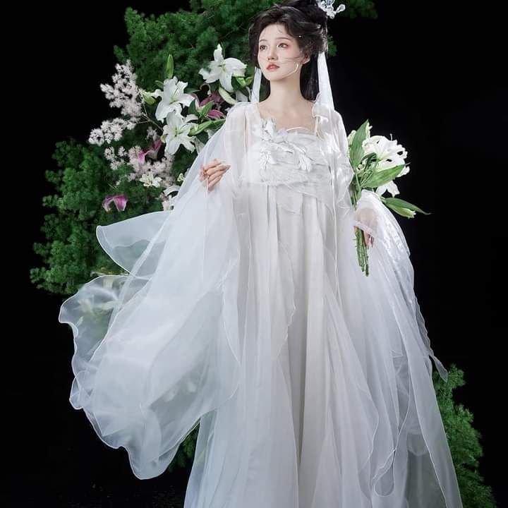 Elegant Hair Accessories in a Traditional Hanfu Wedding Ceremony Elegant Hair Accessories in a Traditional Hanfu Wedding Ceremony