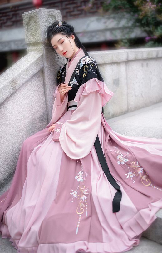 The Charm of Double-Split Cheongsam:A Closer Look at the Traditional Beauty of Qipao The Charm of Double-Split Cheongsam:A Closer Look at the Traditional Beauty of Qipao