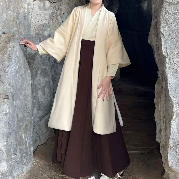 Ancient Charm of the Confident Hanfu-Dressed Elementary School Girl Ancient Charm of the Confident Hanfu-Dressed Elementary School Girl