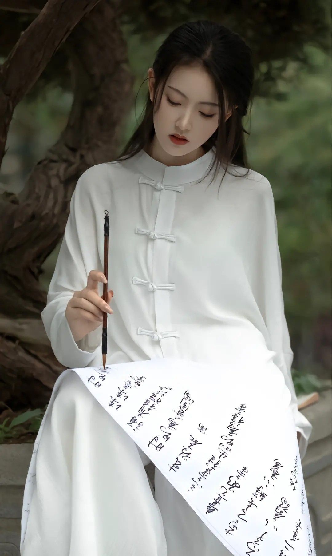 White Embroidery on a Skirt of Horsehide:A Tale of Elegance and Tradition White Embroidery on a Skirt of Horsehide:A Tale of Elegance and Tradition