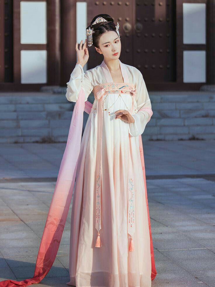 Reimagining Traditional Hanfu:The Evolution of Fashion in Modern Chinese Streetwear Reimagining Traditional Hanfu:The Evolution of Fashion in Modern Chinese Streetwear