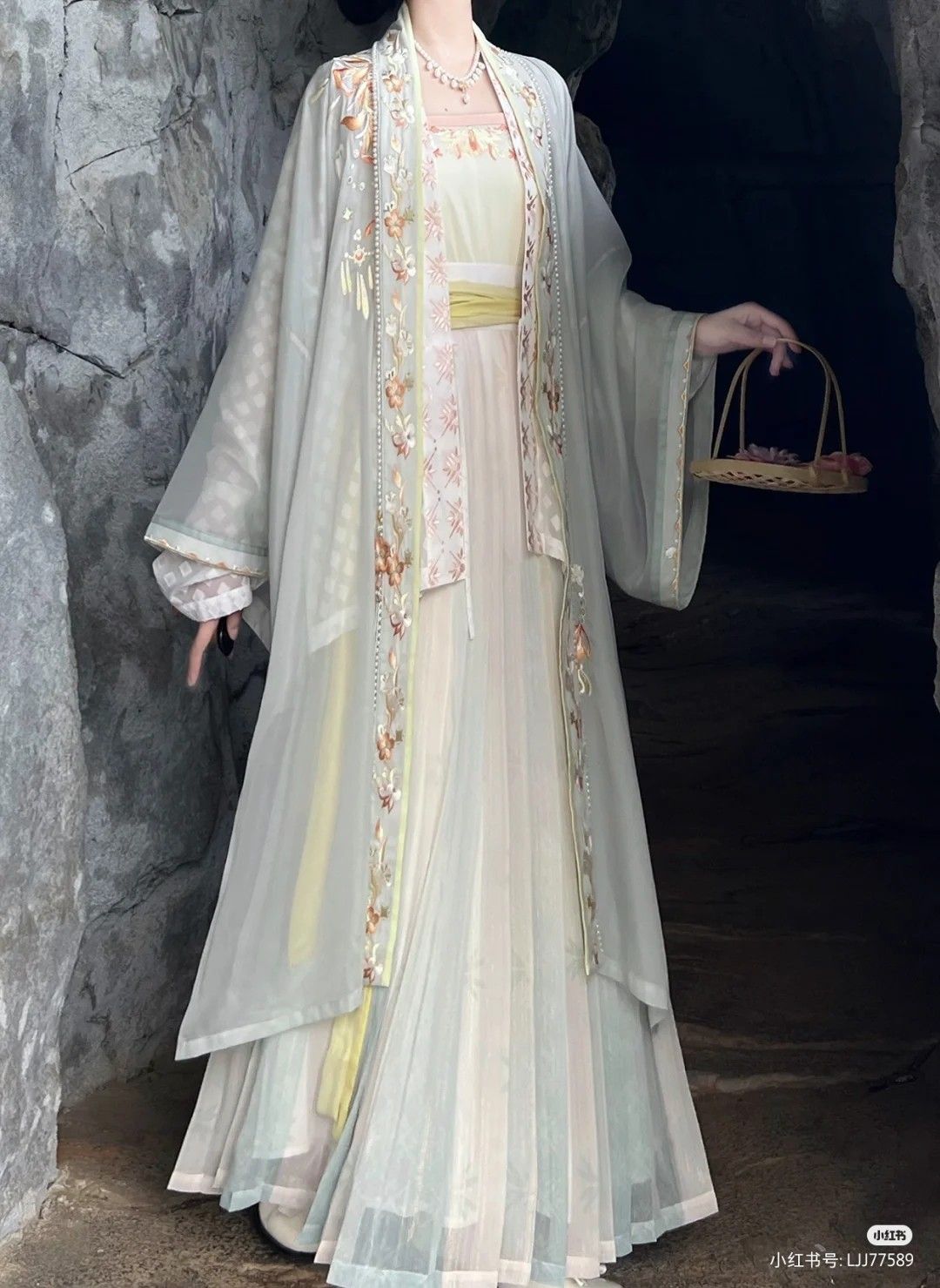Traditional Chinese Style Ma-Faced Skirt with Elastic Waist for Children Traditional Chinese Style Ma-Faced Skirt with Elastic Waist for Children