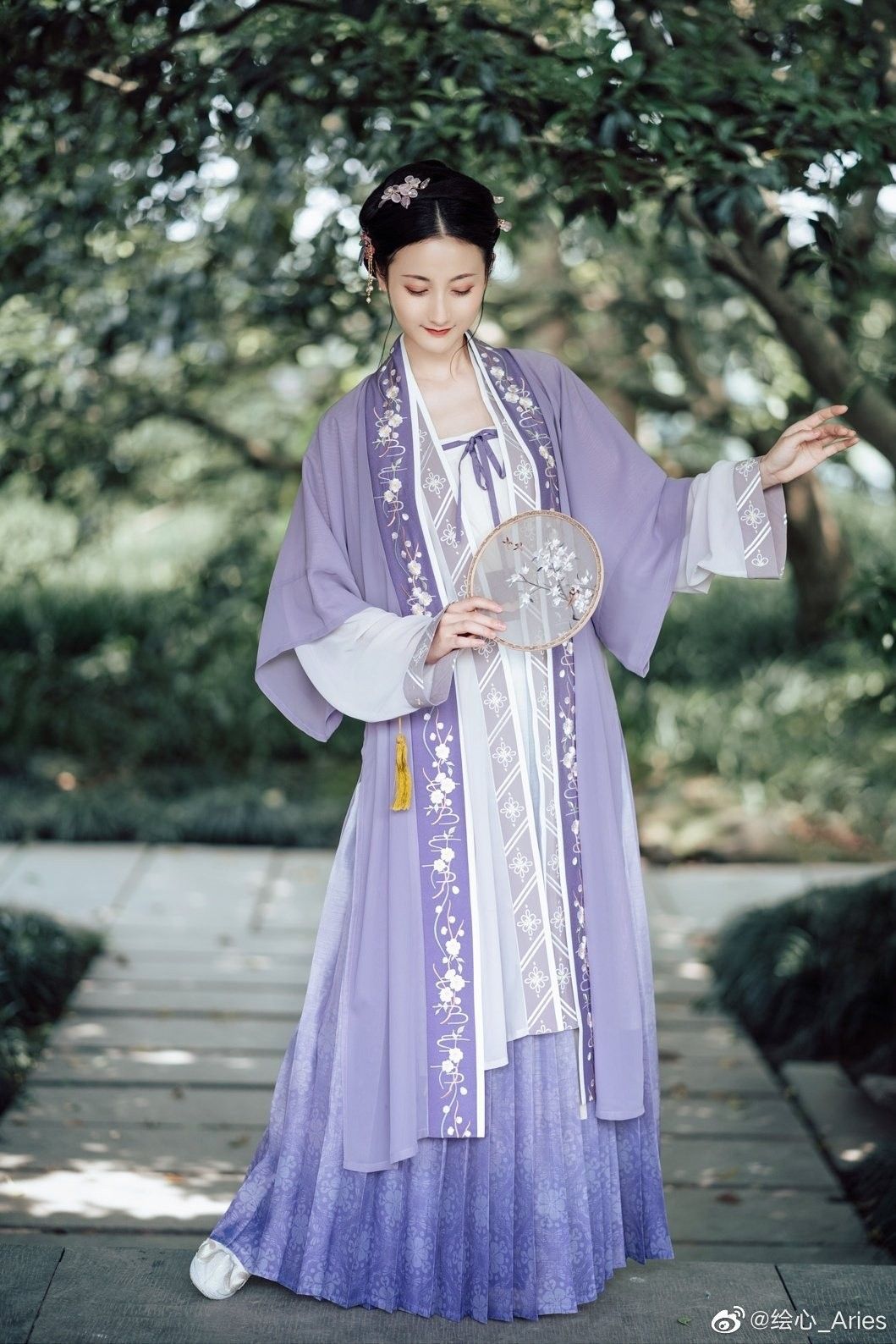 The Fusion of Traditional Chinese Calligraphy and the Cheongsam Skirt:The Art of Ma Mian裙 马面裙) The Fusion of Traditional Chinese Calligraphy and the Cheongsam Skirt:The Art of Ma Mian裙 马面裙)