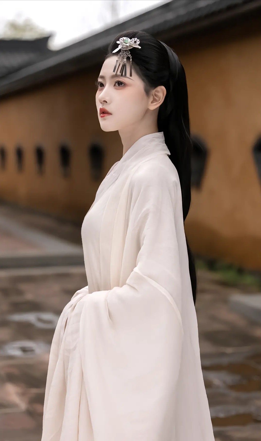 White Cheongsam and the Curves of a Beautiful Plus-Size Lady White Cheongsam and the Curves of a Beautiful Plus-Size Lady