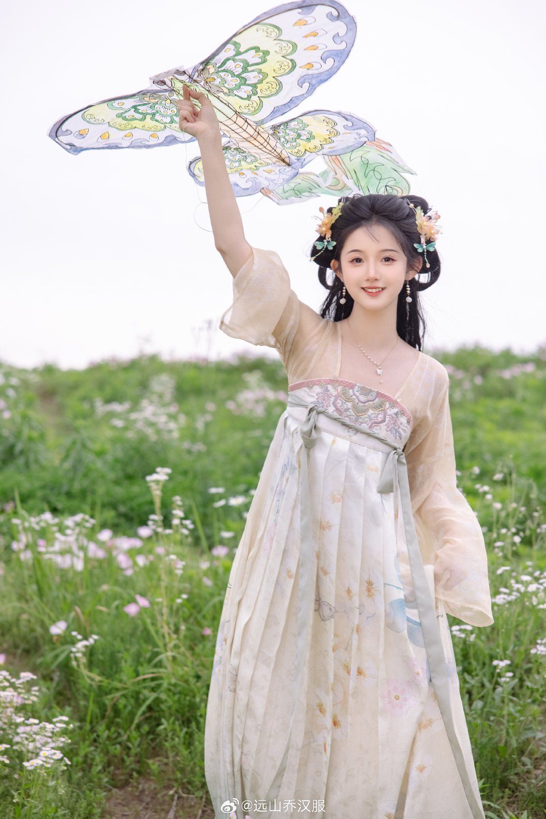 Reimagining the Cheongsam:The Evolution of Low Collars in 2023 Fashion Trends Reimagining the Cheongsam:The Evolution of Low Collars in 2023 Fashion Trends