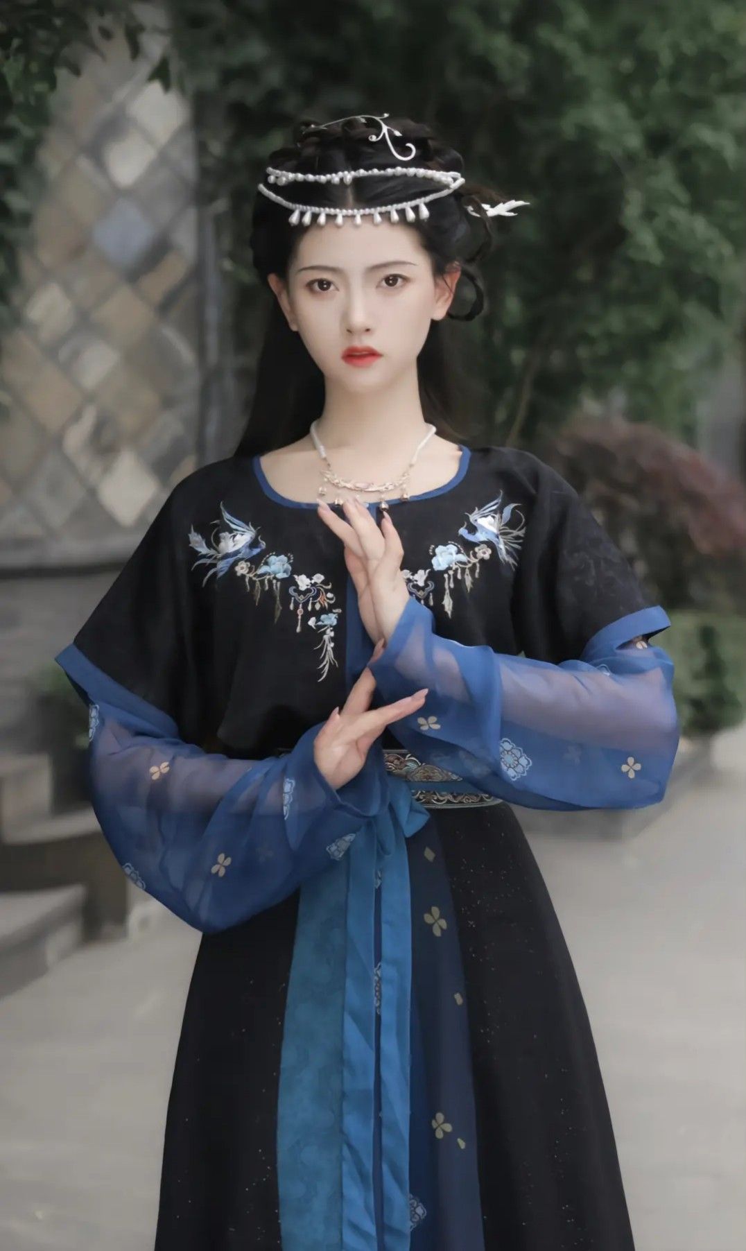 Traditional Cheongsam,Hair Accessories,and Jewelry in the Republic of China Era Traditional Cheongsam,Hair Accessories,and Jewelry in the Republic of China Era