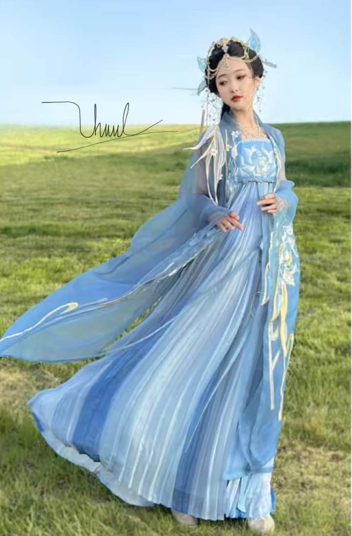 Embracing Modernity in Traditional Chinese Cheongsam:A New Neo-Classic with Long Sleeves Embracing Modernity in Traditional Chinese Cheongsam:A New Neo-Classic with Long Sleeves
