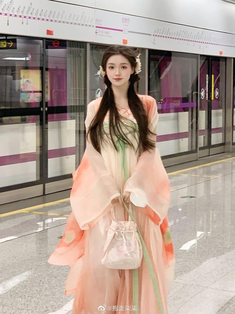The Enchantment of Hongfu Costume:The Otherworldly Bloom of彼岸花 The Enchantment of Hongfu Costume:The Otherworldly Bloom of彼岸花