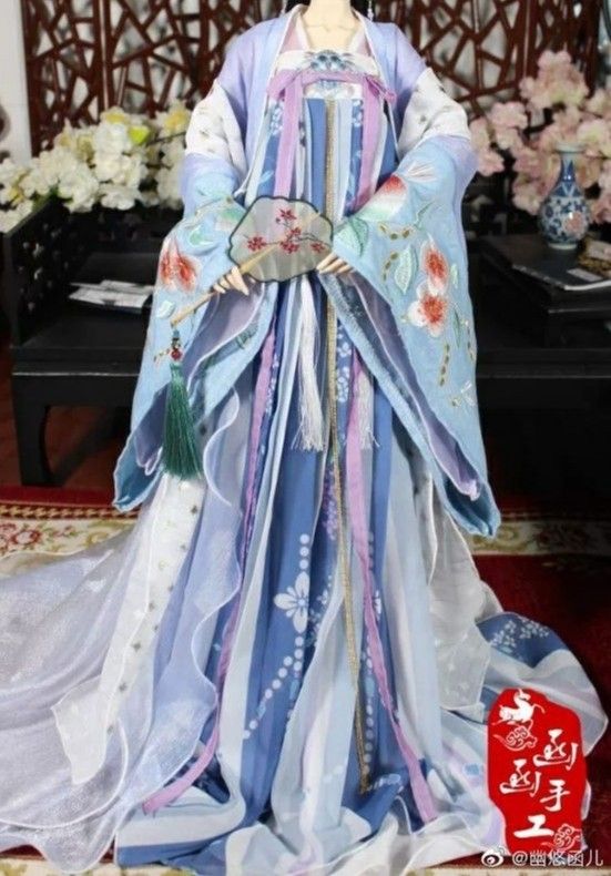 The Enchantment of an Eight-Year-Old Girl in Traditional Hanfu Fashion The Enchantment of an Eight-Year-Old Girl in Traditional Hanfu Fashion