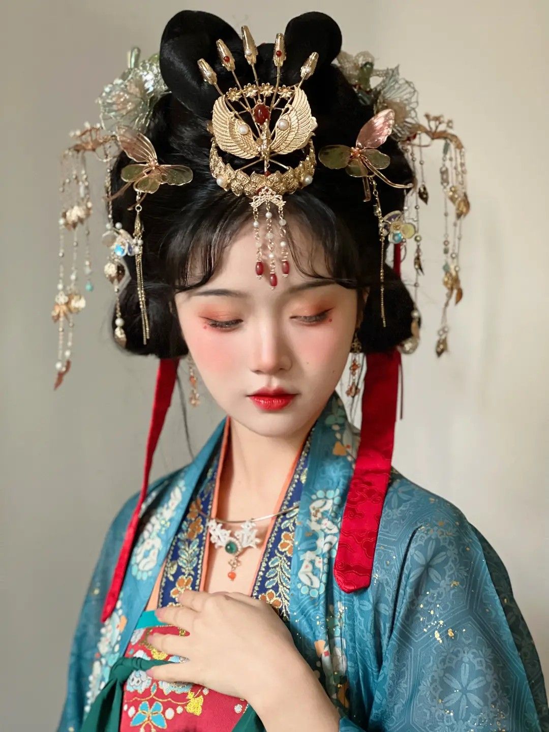 Reimagining Hanfu Fashion for Summer:Tailored Styles for Petite Individuals Reimagining Hanfu Fashion for Summer:Tailored Styles for Petite Individuals