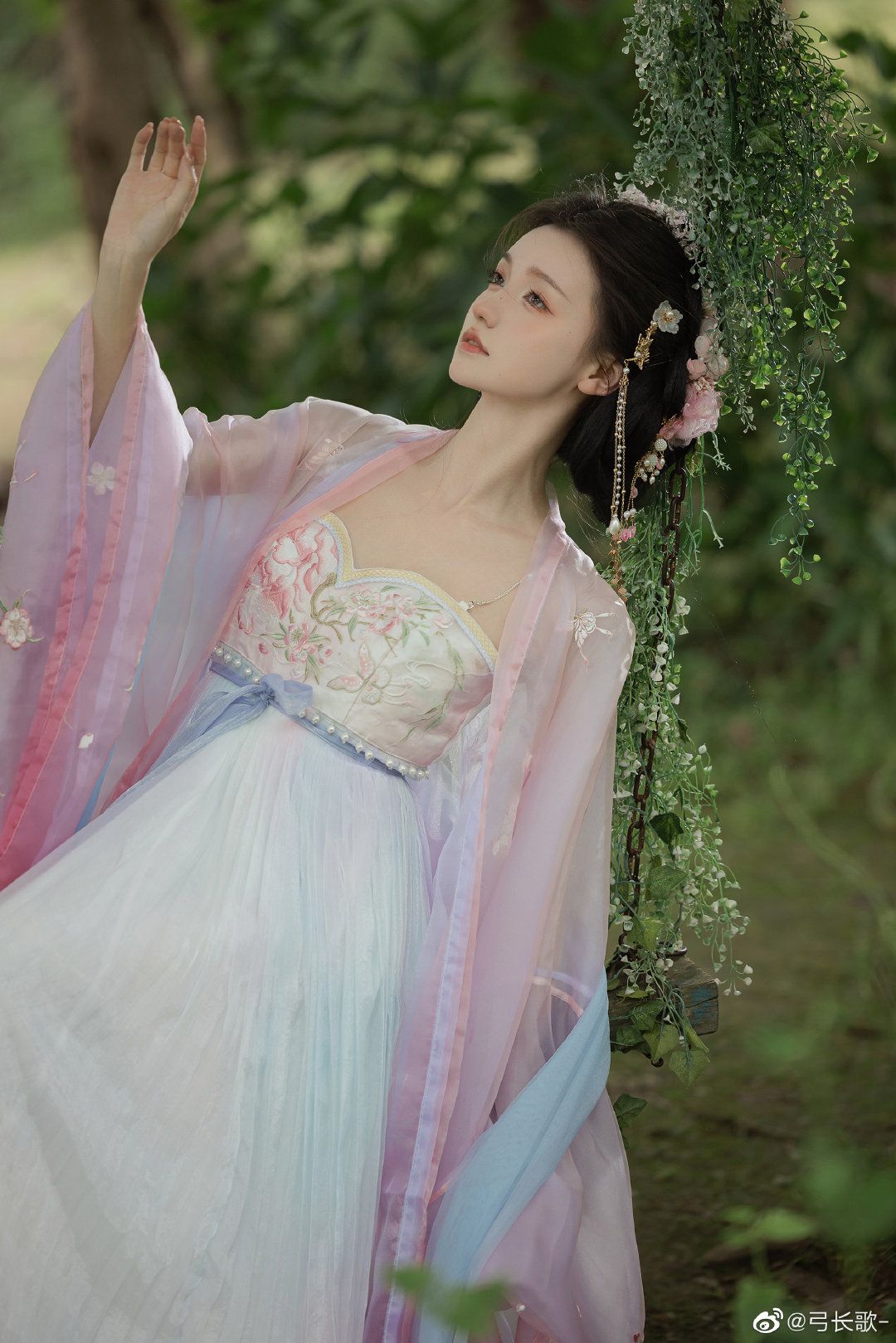 The Revival of White Tang-Style Hanfu:A Journey into Traditional Chinese Elegance The Revival of White Tang-Style Hanfu:A Journey into Traditional Chinese Elegance