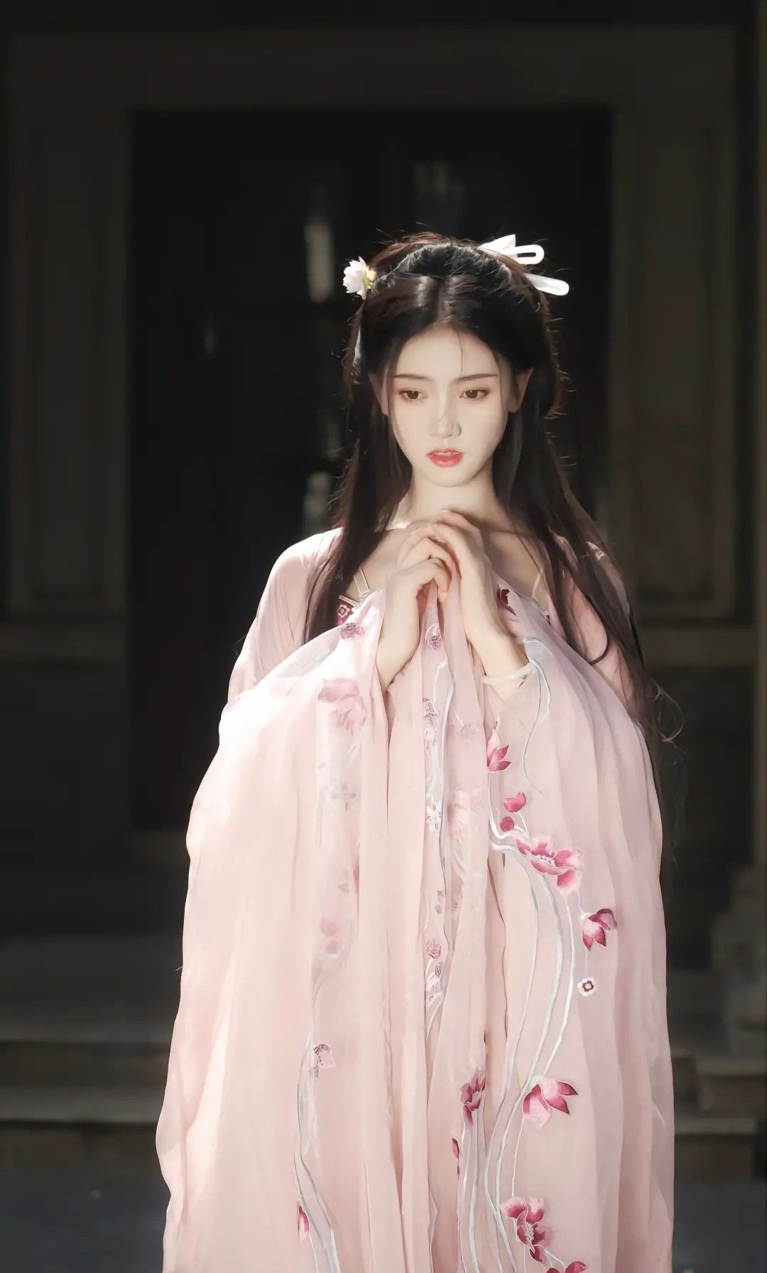 Traditional Cheongsam,Hairpins,and the Back of the Head:A Cultural Journey Traditional Cheongsam,Hairpins,and the Back of the Head:A Cultural Journey