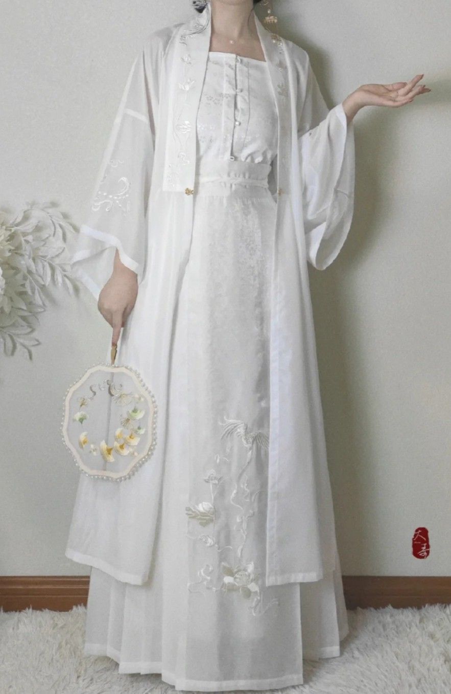 Vibrant Summer in a Red Cheongsam:A Tale of Elegance and Tradition Vibrant Summer in a Red Cheongsam:A Tale of Elegance and Tradition