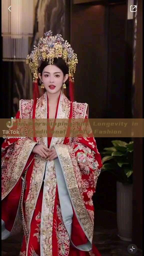 Moon-Worshipping and Longevity in Traditional Hanfu Fashion