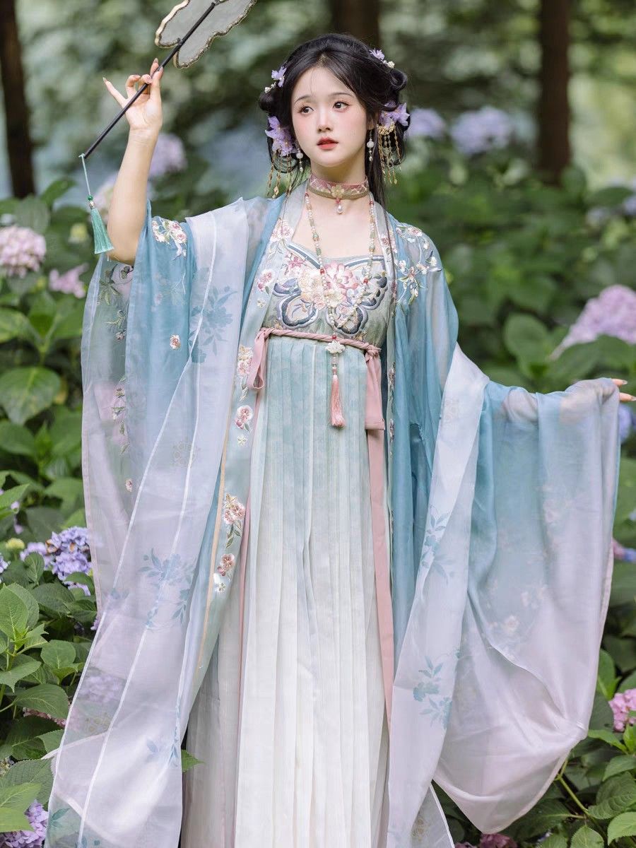 The 14-Year-Olds Journey into the World of Traditional Hanfu Fashion:A Taste of Ancient Charm The 14-Year-Olds Journey into the World of Traditional Hanfu Fashion:A Taste of Ancient Charm