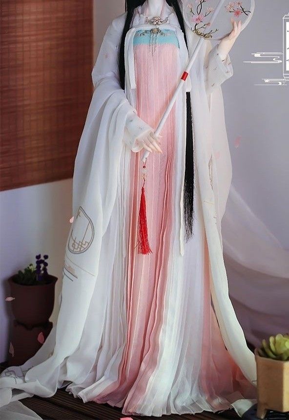 Embracing Traditional Elegance:The Rise of Young Qipao Fashionistas Embracing Traditional Elegance:The Rise of Young Qipao Fashionistas