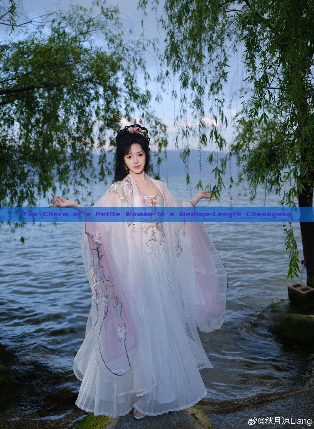 The Charm of a Petite Woman in a Medium-Length Cheongsam The Charm of a Petite Woman in a Medium-Length Cheongsam