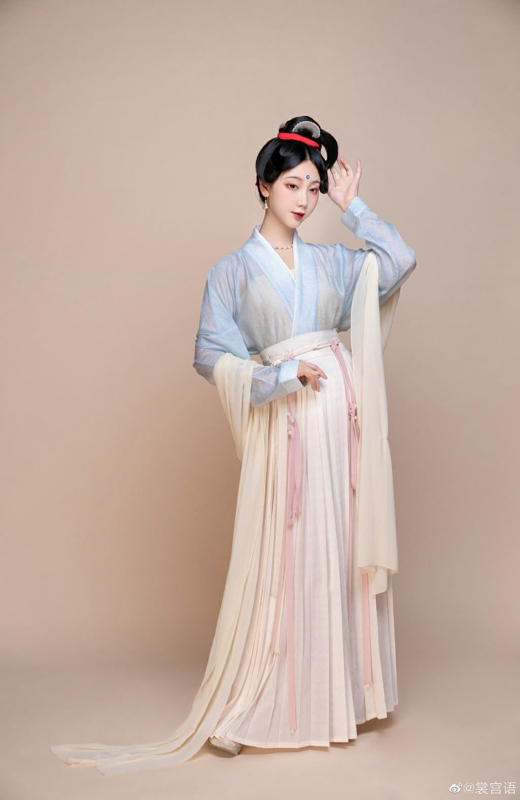 Encounter the Spring Breeze in a Blind Box:The Allure of Hanfu Costumes and手办 Encounter the Spring Breeze in a Blind Box:The Allure of Hanfu Costumes and手办